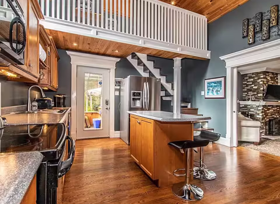 Fully equipped gourmet kitchen