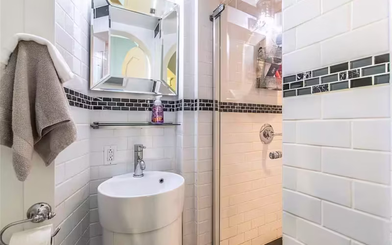Modern ensuite bathroom