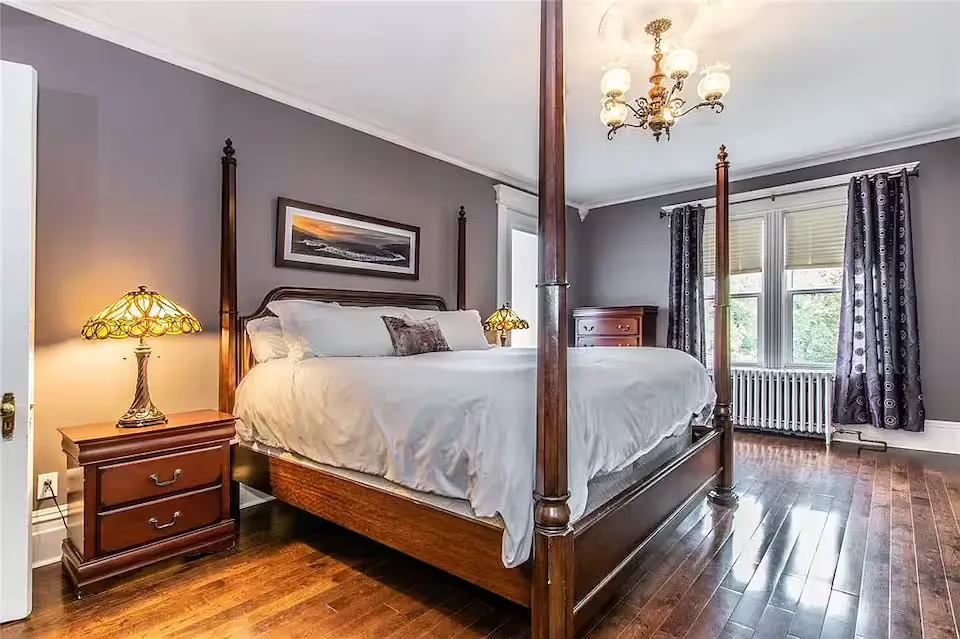 Grand master suite with four-poster bed